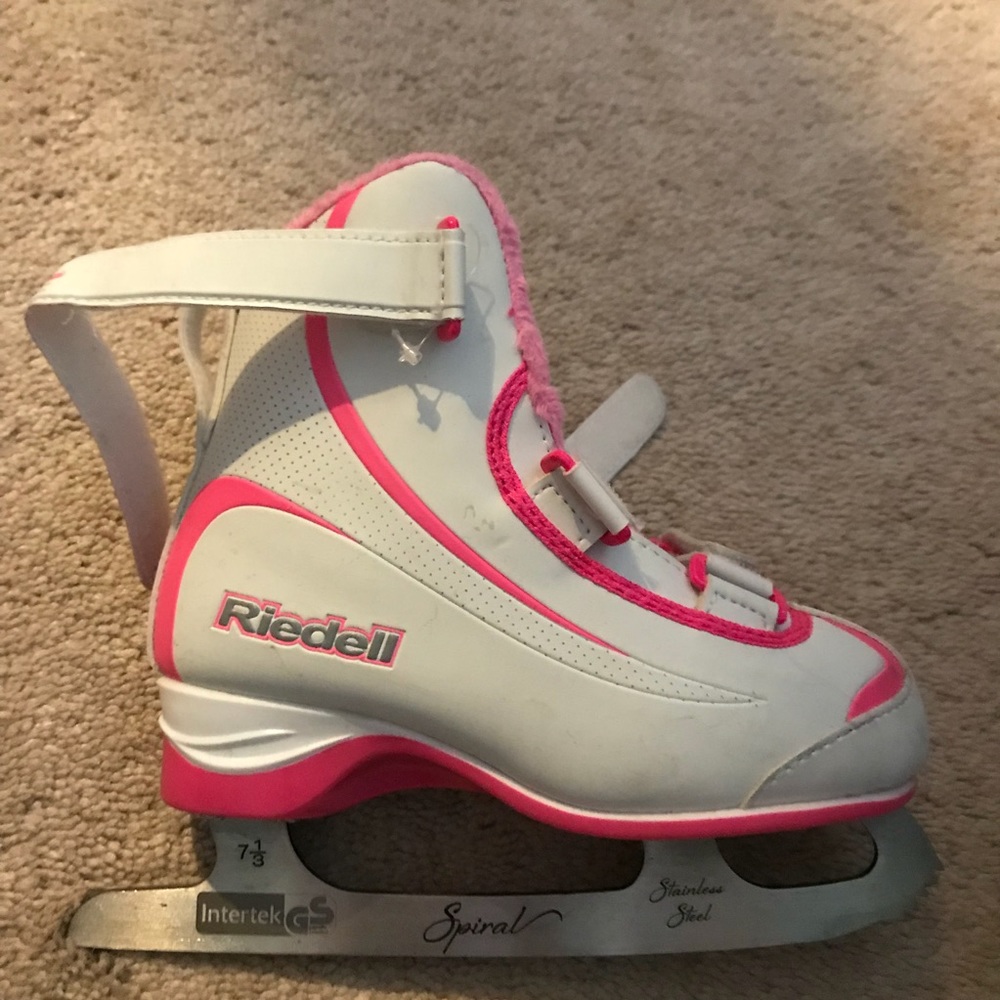 Pair of ice skates youth 12